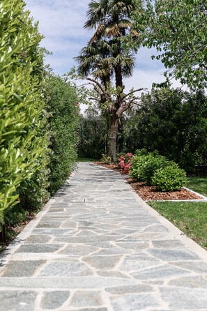 Property grounds - Fabulous villa with private pool set in beautiful garden overlooking the lake    (Santa Maria Rezzonico)
