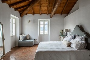 4 habitaciones, tabla de planchar con plancha y cuna de viaje 