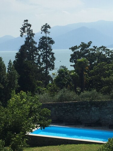 Fabelhafte Villa mit privatem Pool in einem schönen Garten mit Blick auf den See   