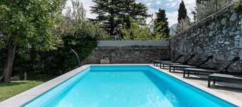Fabuleuse villa avec piscine privée située dans un beau jardin donnant sur le lac   
