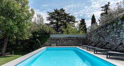 Fabelhafte Villa mit privatem Pool in einem schönen Garten mit Blick auf den See