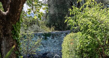 Fabelhafte Villa mit privatem Pool in einem schönen Garten mit Blick auf den See