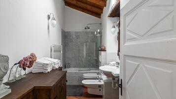 Ensemble douche/baignoire, sèche-cheveux, bidet, serviettes fournies