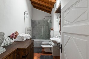 Combined shower/tub, hair dryer, bidet, towels - Fabulous villa with private pool set in beautiful garden overlooking the lake    (Santa Maria Rezzonico)