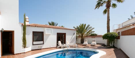 Een verwarmd zwembad