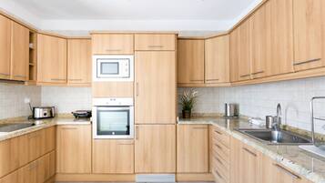 Een koelkast, een magnetron, een oven, een kookplaat