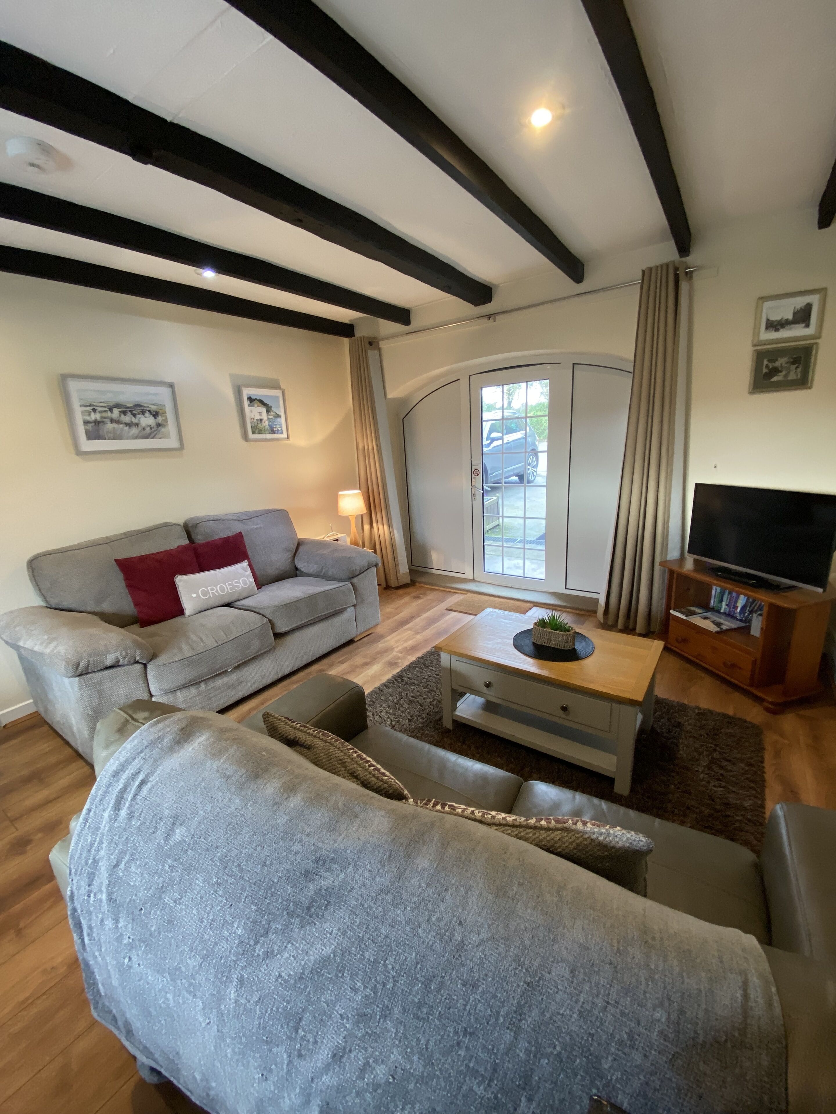 TV connectée, lecteur de DVD, livres