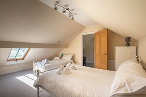 6 bedrooms, desk, iron/ironing board, free WiFi