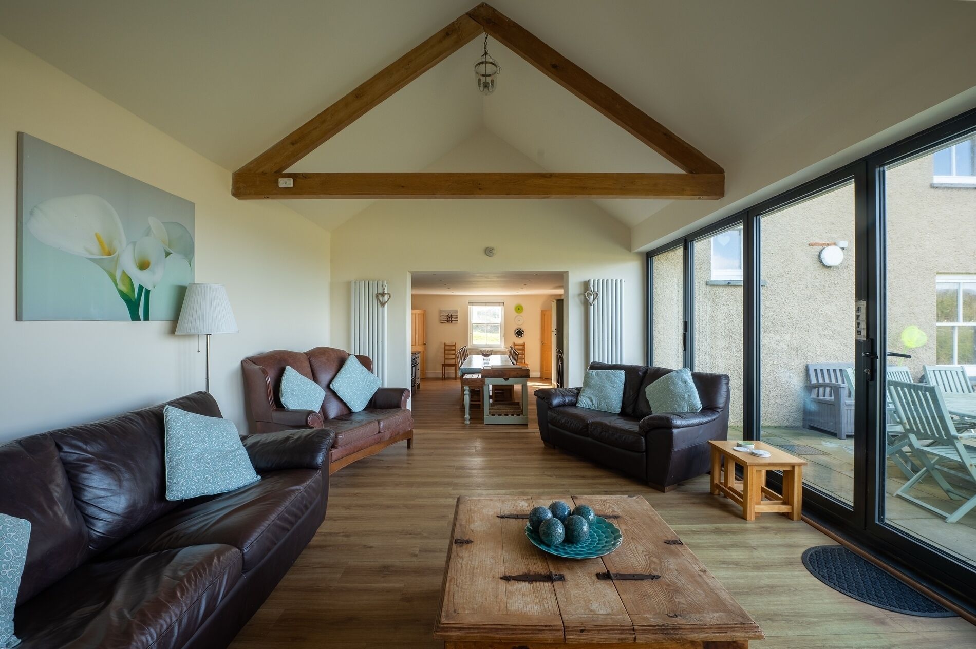 Smart-tv, eldstad, tv-spel och dvd-spelare