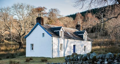 Scottish Highland Holiday Cottage in idyllic loch-side setting