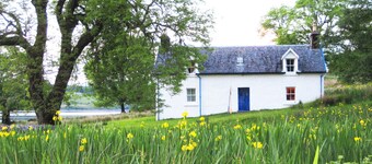 Scottish Highland Holiday Cottage in idyllic loch-side setting