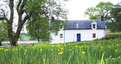 Scottish Highland Holiday Cottage in idyllic loch-side setting