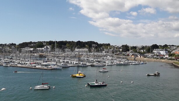A marina with numerous boats docked, surrounded by residential buildings and a clear sky. - Charming apartment on the 1st floor, St Goustan port of Auray. (Auray)