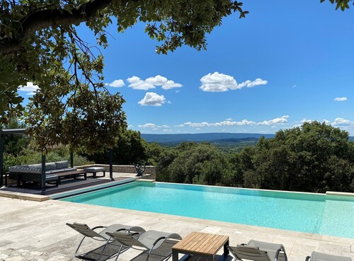 Superb property with heated pool and breathtaking views!
