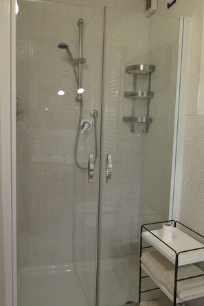 Dusche, Haartrockner, Bidet, Handtücher
