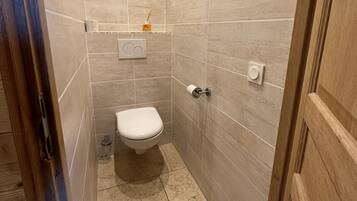 Bañera con ducha, secador de pelo