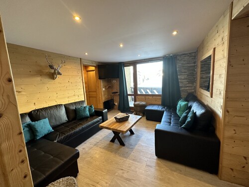 CHARMING 96m2 APARTMENT ON THE SLOPES (SLEEPS 12, 5 SHOWERS 3 WC) VAL THORENS