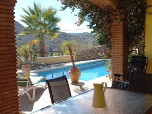 Una piscina al aire libre