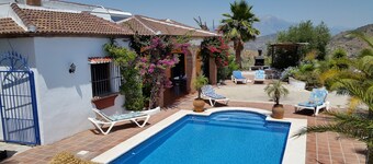 Amazing Private villa and pool, not overlooked, for 10, 4 bedrooms wifi, a/c