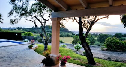 Country house with private pool and panoramic views and accessible