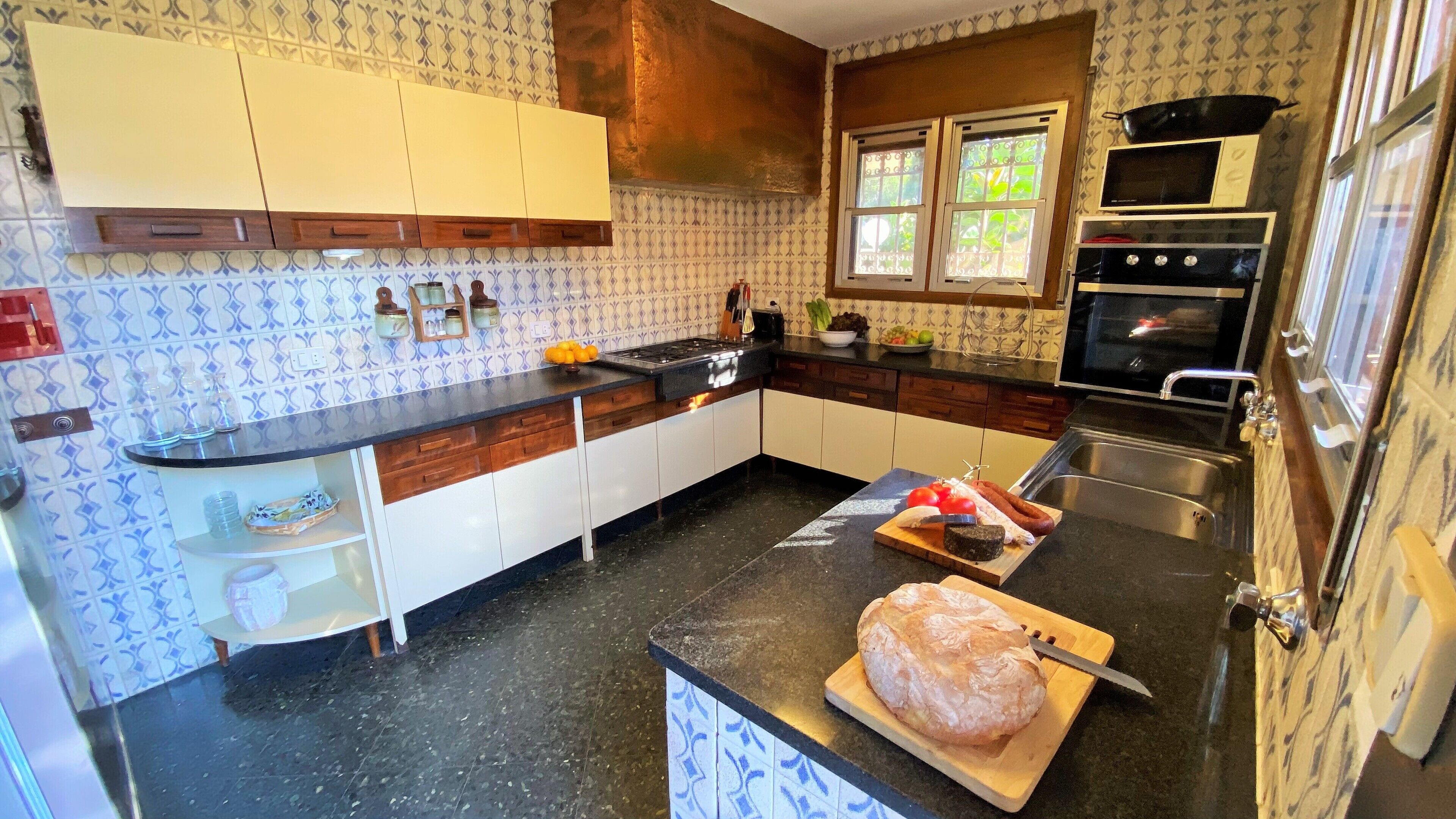 Villa Sitges El Ranch. Incredible exteriors. 15 minutes drive from Sitges