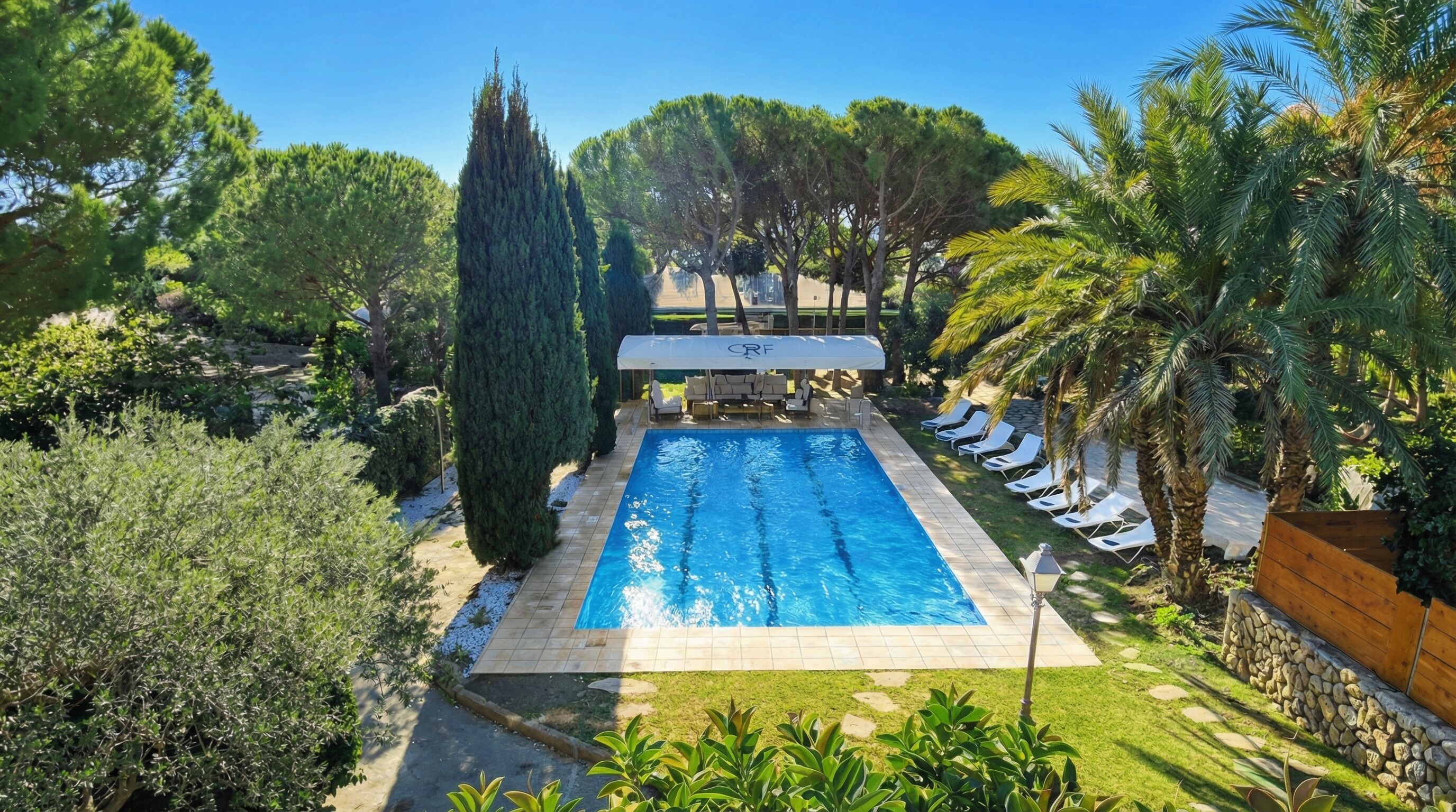 Piscine extérieure, piscine chauffée, chaises longues