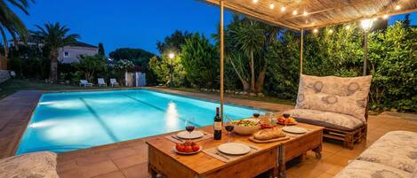 Utendørsbasseng, et oppvarmet basseng og solsenger