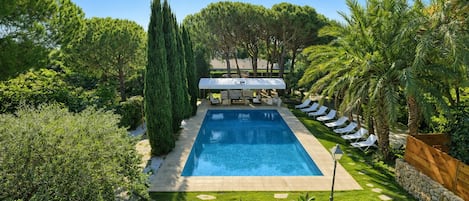 Piscine extérieure, piscine chauffée, chaises longues