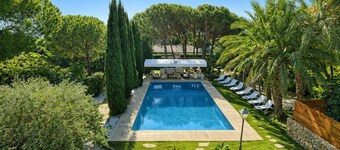 15 min. med bil/Sitges. Villa El Ranch.  5 minutters gange fra stranden. Hage ++