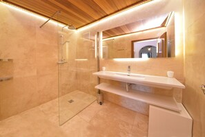 Shower, hair dryer, towels, soap - Hillside villa with private pool (Altmünster)
