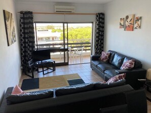 Fernseher, DVD-Player, Bücher, Videothek