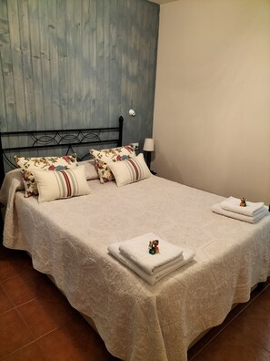 1 bedroom, iron/ironing board, WiFi, bed sheets - House Mones V. V. 6 km from Cangas de Onis - Corao - Live a rural experience (Cangas de Onís)