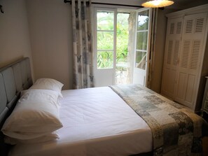 5 chambres, coffres-forts dans les chambres, fer et planche à repasser