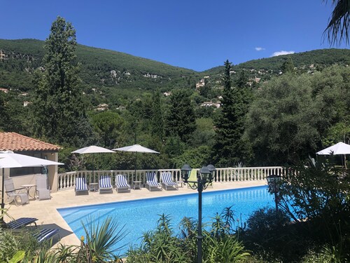 Schönes Haus mit spektakulärem Pool, Gärten und Aussicht