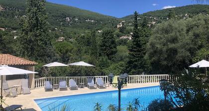 Schönes Haus mit spektakulärem Pool, Gärten und Aussicht