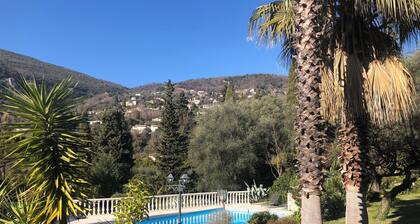 Belle maison avec piscine spectaculaire, jardins et vues