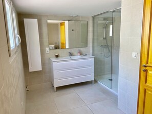 Shower, hair dryer, towels, soap - Villa 12-15 pers, mountain view, private pool, WiFi, calm, 15 min from the beach (Sorede)