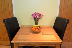 Dining - Manse Cottage in Bladon, Woodstock nr Blenheim Palace and Oxford (Bladon)