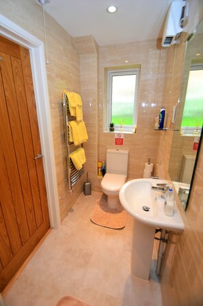 Shower, hair dryer, towels, soap - Manse Cottage in Bladon, Woodstock nr Blenheim Palace and Oxford (Bladon)