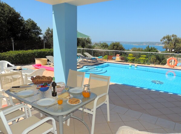 Outdoor dining - Lovely villa with 40m2 pool with Roman steps and panoramic sea views (Chania)