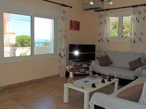 テレビ、DVD プレーヤー、書庫