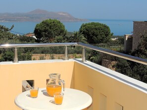Outdoor dining - Lovely villa with 40m2 pool with Roman steps and panoramic sea views (Chania)