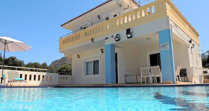 Schöne Villa mit 40m2 Pool mit römischer Treppe und einen Panoramablick auf das Meer