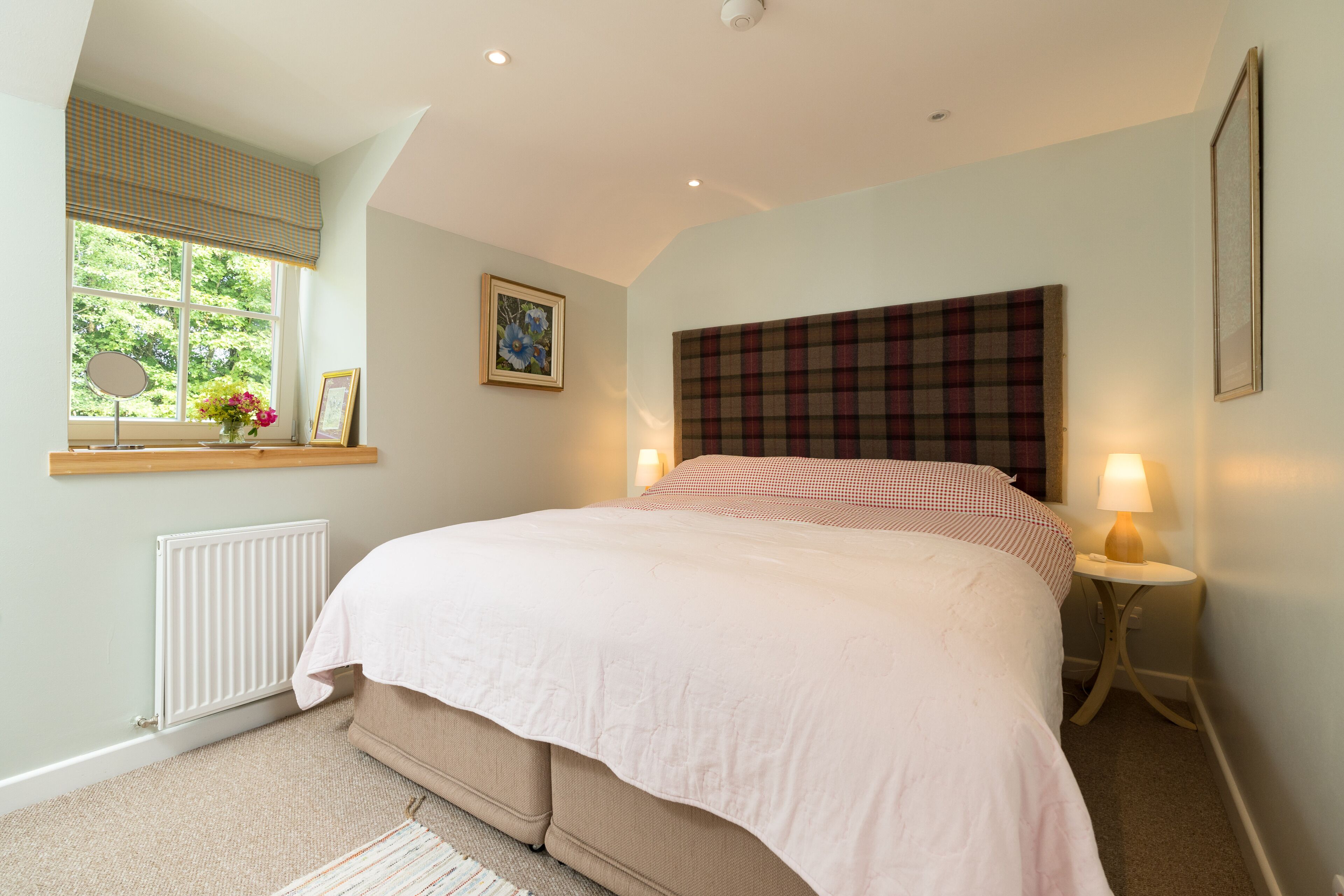 Vorlich Cottage - peaceful relaxing cottage for 4 beside stunning Loch Lomond