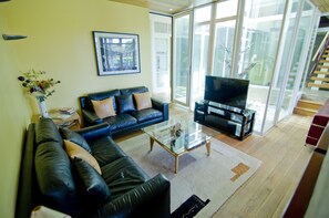 Een televisie en een open haard