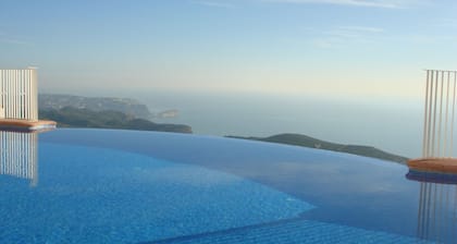 Luxury apartment with terrace 180 ° sea view and gem. infinity swimming pools