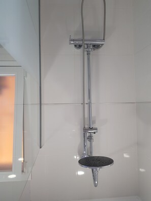 Bruser, hårtørrer, Toiletpapir