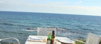 Luxury apartment with terrace 180 ° sea view and gem. infinity swimming pools