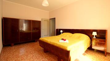 2 bedrooms, iron/ironing board, travel cot, free WiFi