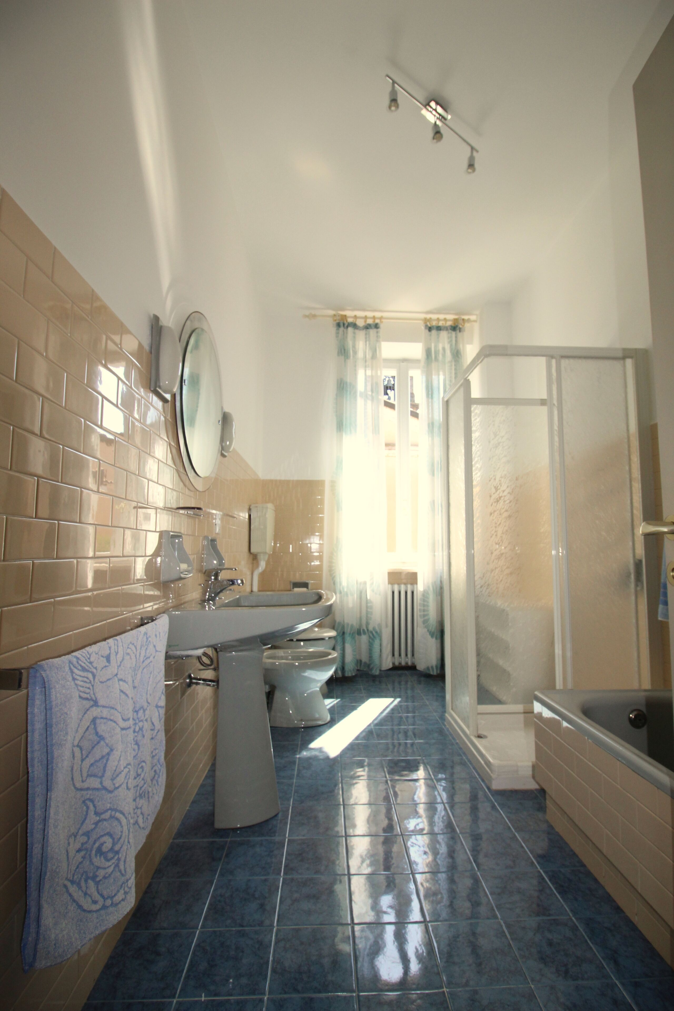 Badewanne, Haartrockner, Bidet, Handtücher